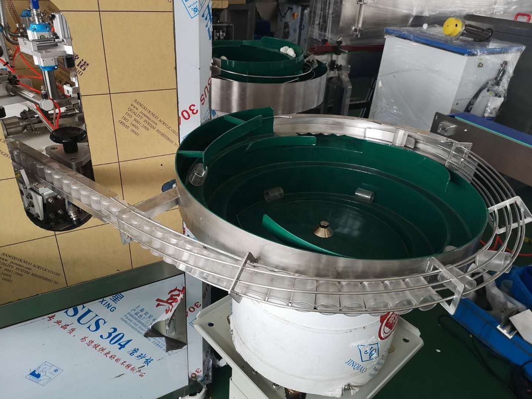 2000BPH 50-500ml Kontrol PLC Mesin Capping Pengisian Monoblock untuk Botol Roll-on