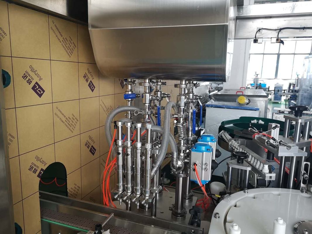 2000BPH 50-500ml Kontrol PLC Mesin Capping Pengisian Monoblock untuk Botol Roll-on
