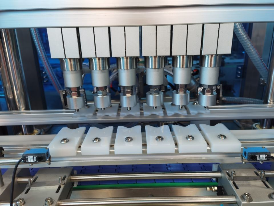 Mesin Pengisi Vakum Luapan Botol Parfum Tipe Multi-Nozzle 1500-2500BPH